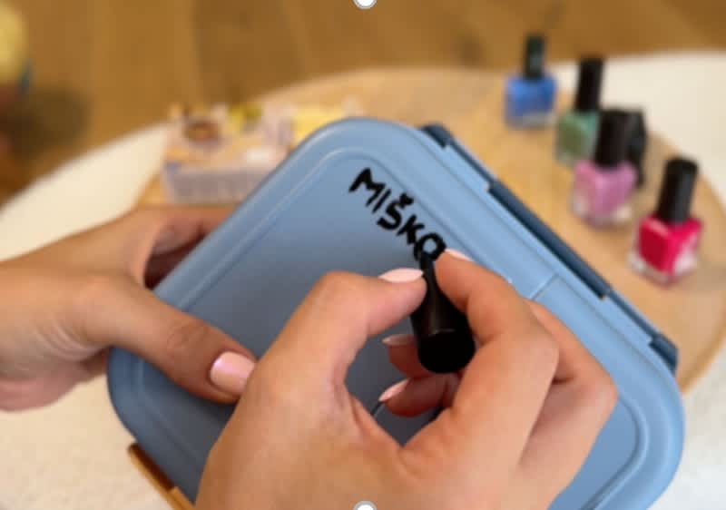 Písanie mena Miško lakom na nechty na desiatovú kabičku