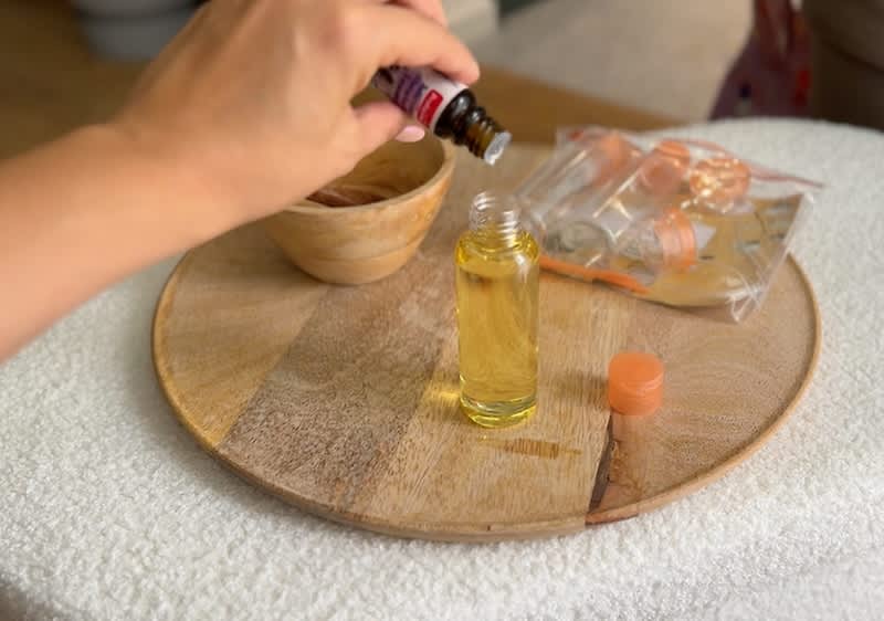 Kvapkanie esenciálneho oleja do fľaštičky s tekutinou