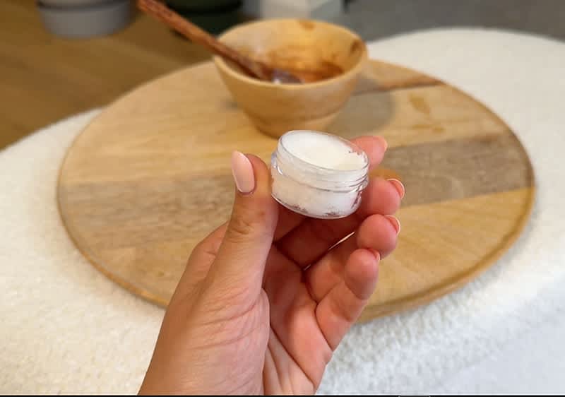 Malá priesvitná nádoba s bielou zmesou