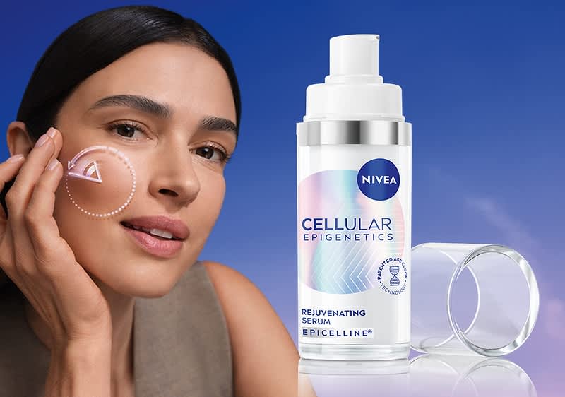 Fľaška Nivea pleťové sérum, text: novinka, zvráti vek pleti za 2 týždne a grafický efekt na pozadí