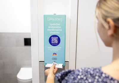 Menštruačný zásobník na školskej toalete