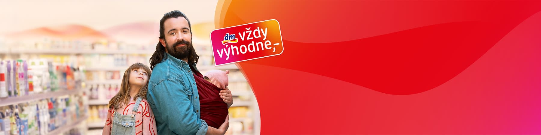 Muž s dvoma deťmi v obchode, logo dm vždy výhodne