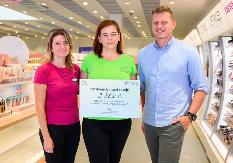 Tri osoby držia šek na 3382 € v predajni drogérie