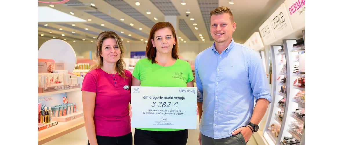 Tri osoby držia šek na 3382 € v predajni drogérie