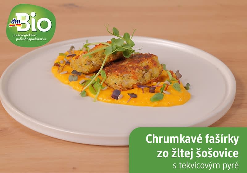 Fašírky s tekvicovým pyré naservírované na bielom tanieri