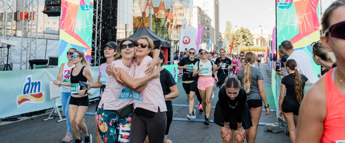 bežkyne v cieli na dm ženskom behu