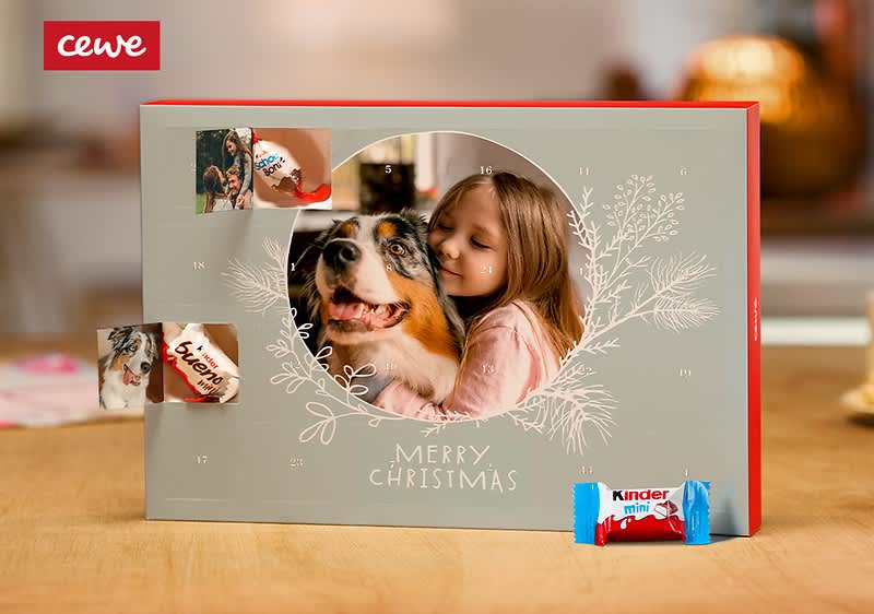 Adventný kalendár s fotkou psa a dievčaťa, Kinder čokoládka na stole a logo cewe