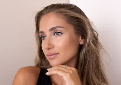 Žena nalíčená v štýle doe eyes