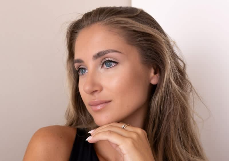 Žena nalíčená v štýle doe eyes