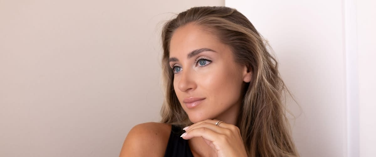 Žena nalíčená v štýle doe eyes