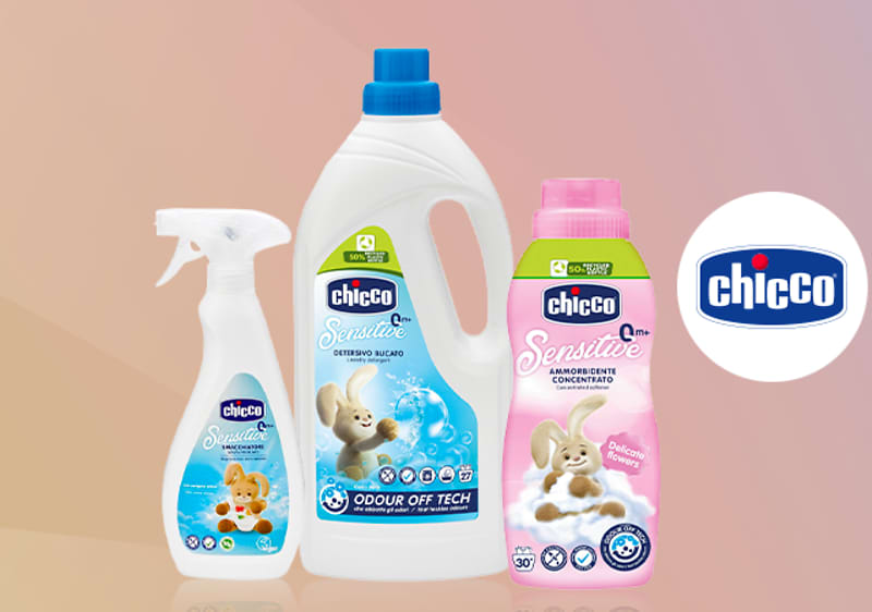 Čistiace prostriedky Chicco s logom značky na farebnom pozadí