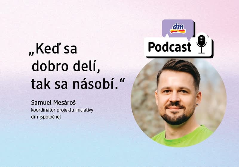 Citát a tvár Samuela Mesároša, logo dm podcastu na farebnom pozadí