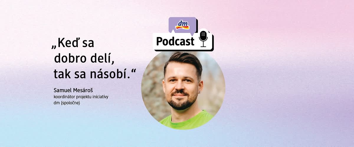Citát a tvár Samuela Mesároša, logo dm podcastu na farebnom pozadí