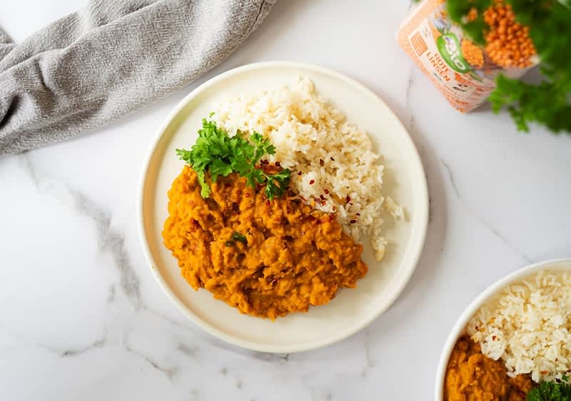 Šošovicový dhal s ryžou na bielom tanieri