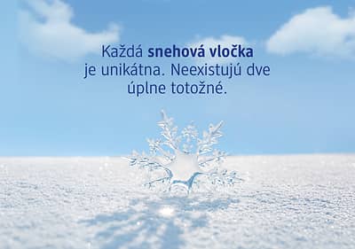 Snehová vločka na zasneženej ploche s modrou oblohou a textom o unikátnosti vločiek