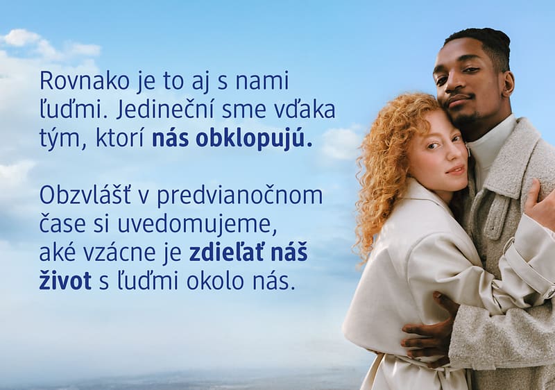 Objímajúci sa pár na pozadí oblohy s textom o vzťahoch a zdieľaní života