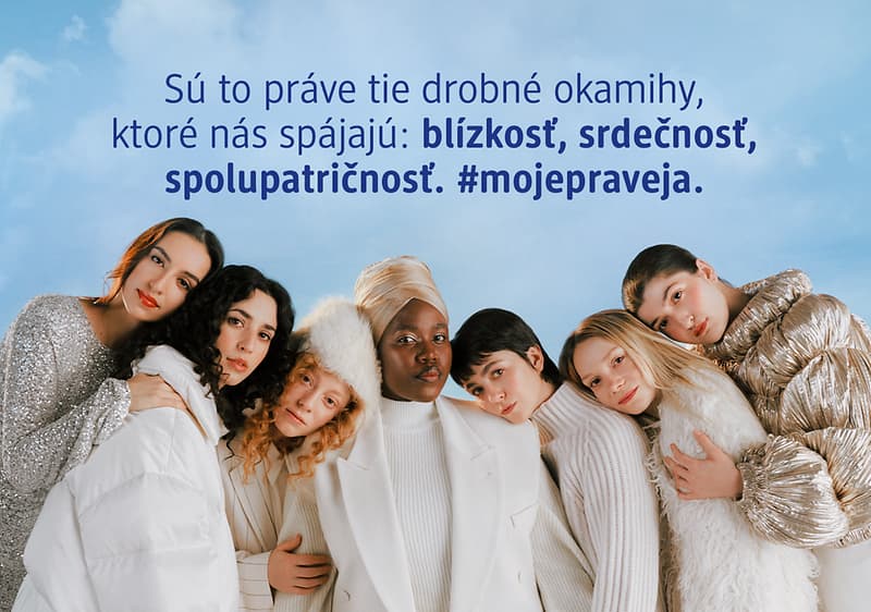 Skupina ľudí v zimnom oblečení na pozadí modrej oblohy s textom o blízkosti a spolupatričnosti