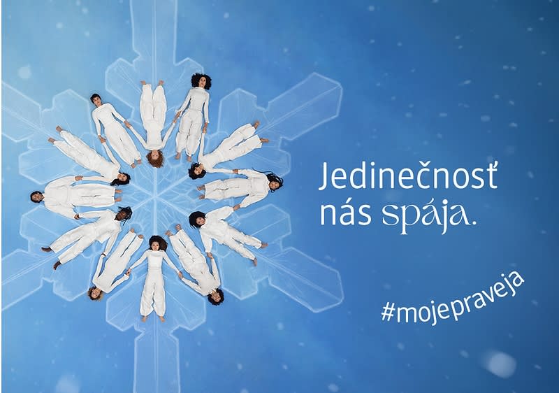 Ľudia v bielom tvoria snehovú vločku na modrom pozadí s textom Jedinečnosť nás spája a #mojepraveja
