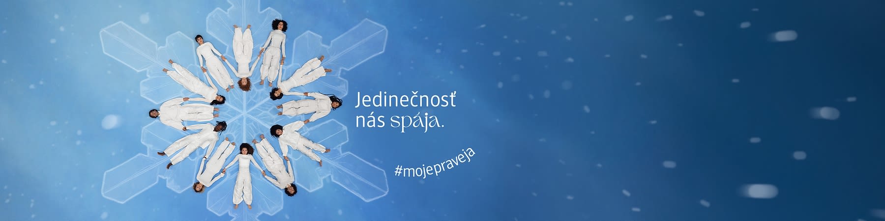 Ľudia v bielom tvoria snehovú vločku na modrom pozadí s textom Jedinečnosť nás spája a #mojepraveja
