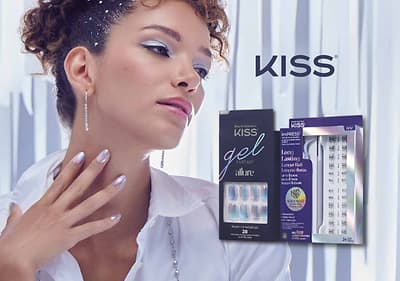 Produkty Kiss gélové nechty a umelé mihalnice a žena