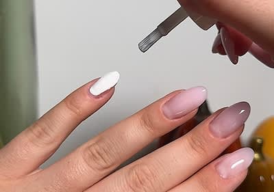 Lakovanie nechtov po opiľovaní bielym lakom na nechty