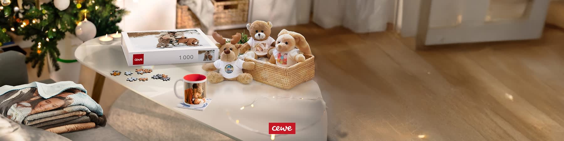 Vianočný stôl s puzzle, hrnčekom, plyšovým sobom a zloženými dekami