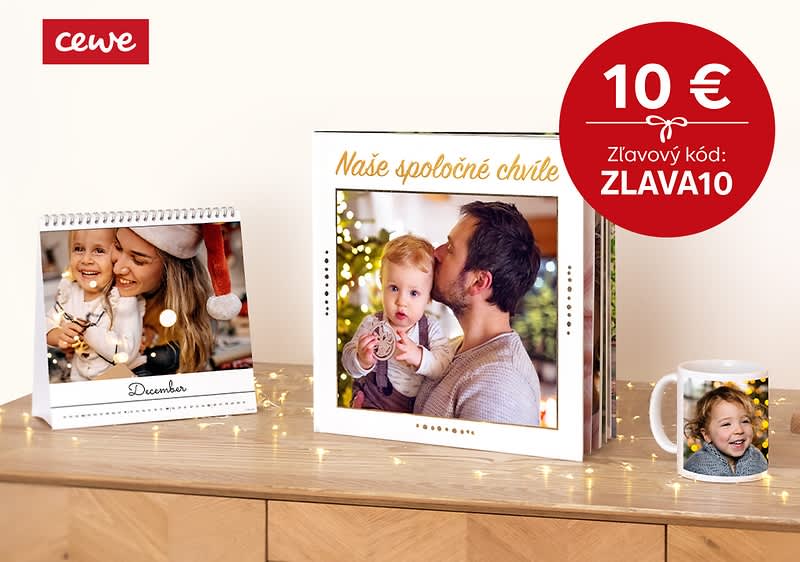 Kalendár, fotokniha a hrnček na drevenom stole s vianočnou dekoráciou a zľavovým kódom ZLAVA10