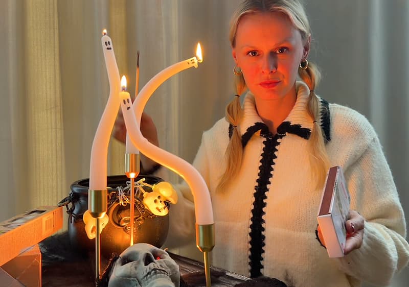 Žena zapaľujúca sviečky v tvare duchov