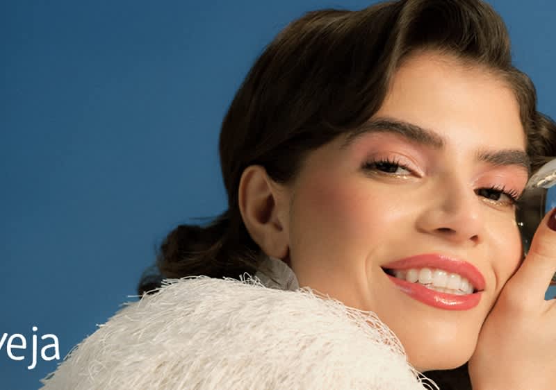 Osoba v bielom oblečení na modrom pozadí s rozmazanou tvárou