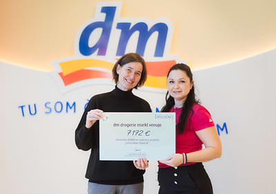 symbolický šek so sumou 7 172 € odovzdala Róberta Juhászová, vedúca novej predajne, Monike Kováčovej zo Združenia Down Levice
