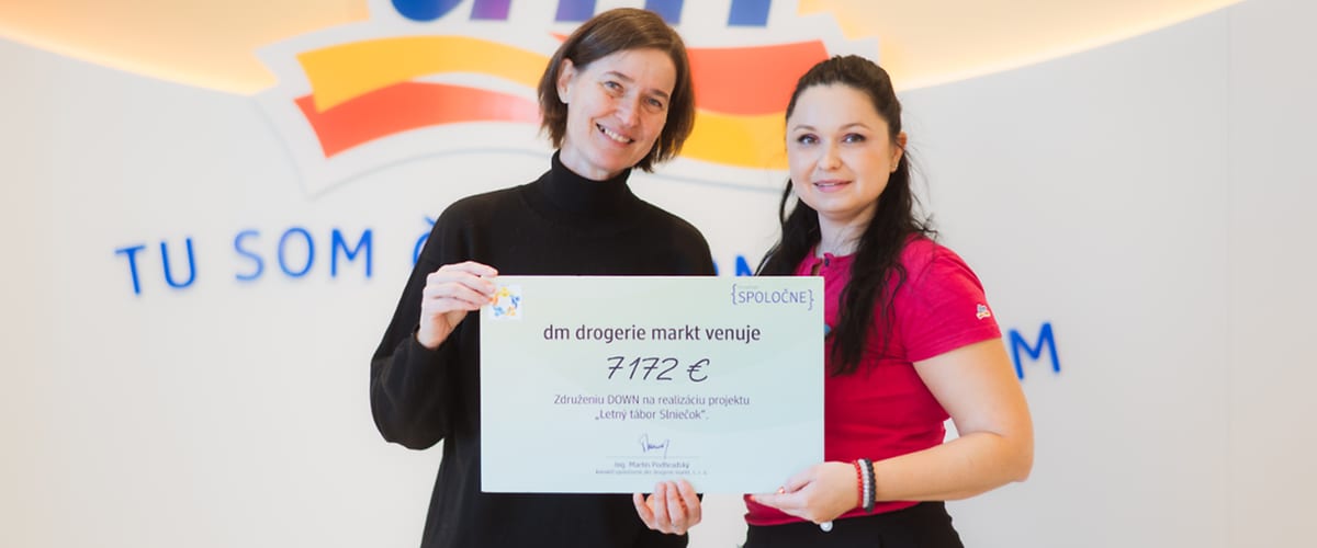 symbolický šek so sumou 7 172 € odovzdala Róberta Juhászová, vedúca novej predajne, Monike Kováčovej zo Združenia Down Levice