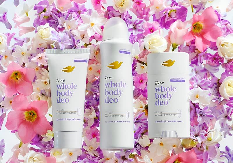 Produkty Dove na pozadí kvetov