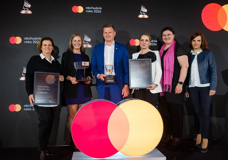 Galavečera spojeného s odovzdávaním cien sa za dm zúčastnili (zľava) Zuzana Vinklerová, Mária Mikušová, Martin Pavelka, Lucia Husárová, Marianna Voštinárová a Jaroslava Pipošiarová.