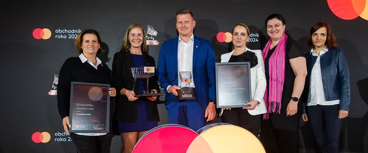 Galavečera spojeného s odovzdávaním cien sa za dm zúčastnili (zľava) Zuzana Vinklerová, Mária Mikušová, Martin Pavelka, Lucia Husárová, Marianna Voštinárová a Jaroslava Pipošiarová.