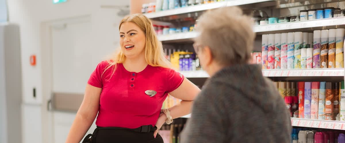Spolupracovníčka dm v predajni dm so zákazníčkou