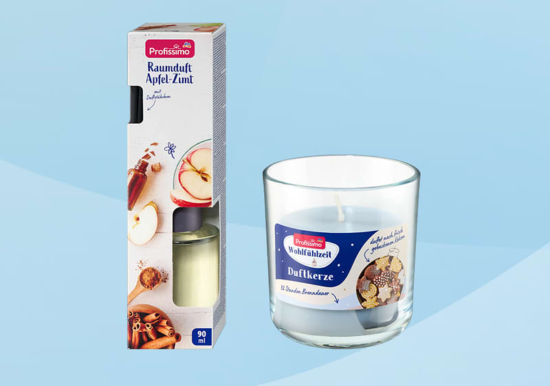 Raumduft Apfel Zimt und Duftkerze im Glas auf blauem Hintergrund