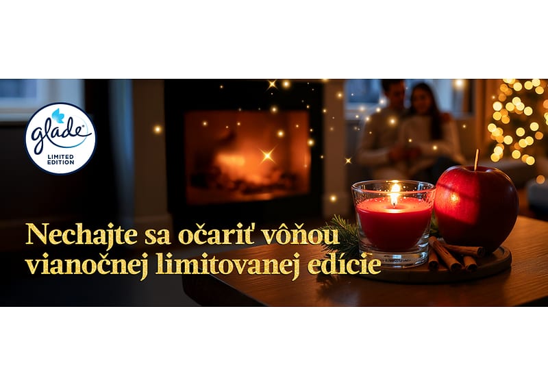 Sviečka a jablko pred krbom, vianočná atmosféra, text o limitovanej edícii vône Glade
