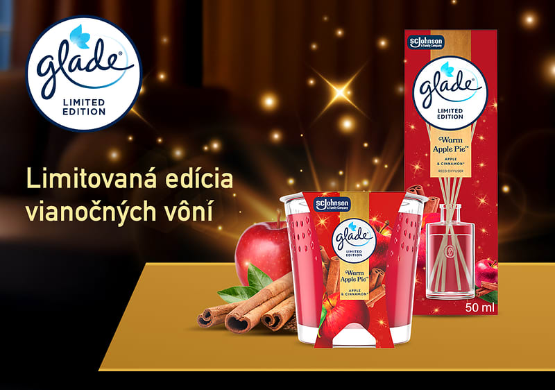 Sviečka a jablko pred krbom, vianočná atmosféra, text o limitovanej edícii vône Glade