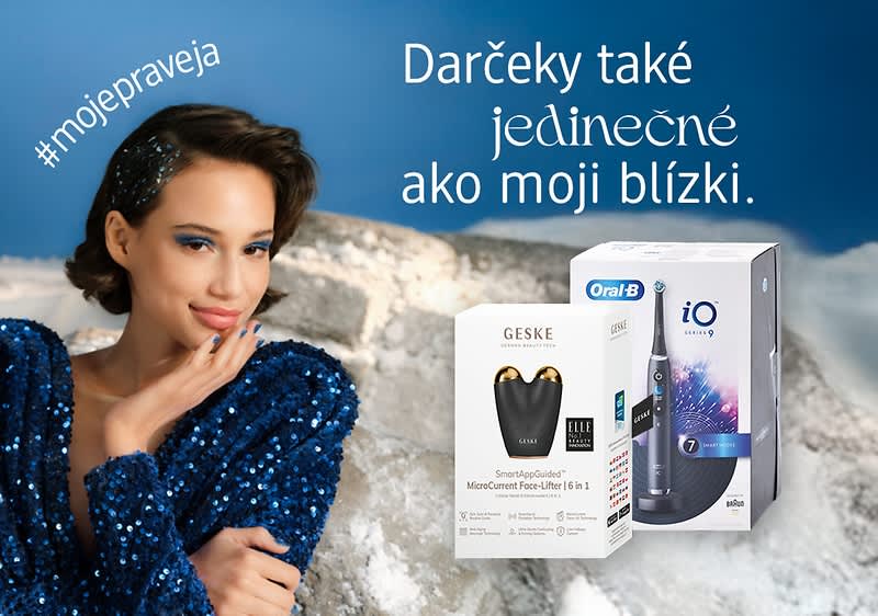 Žena v modrých šatách, darčekové balenie zubnej kefky a prístroja na starostlivosť o pleť