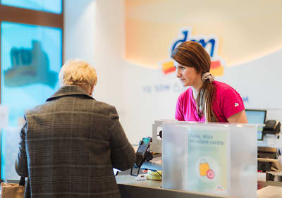 Zákazníčka pri pokladni v dm