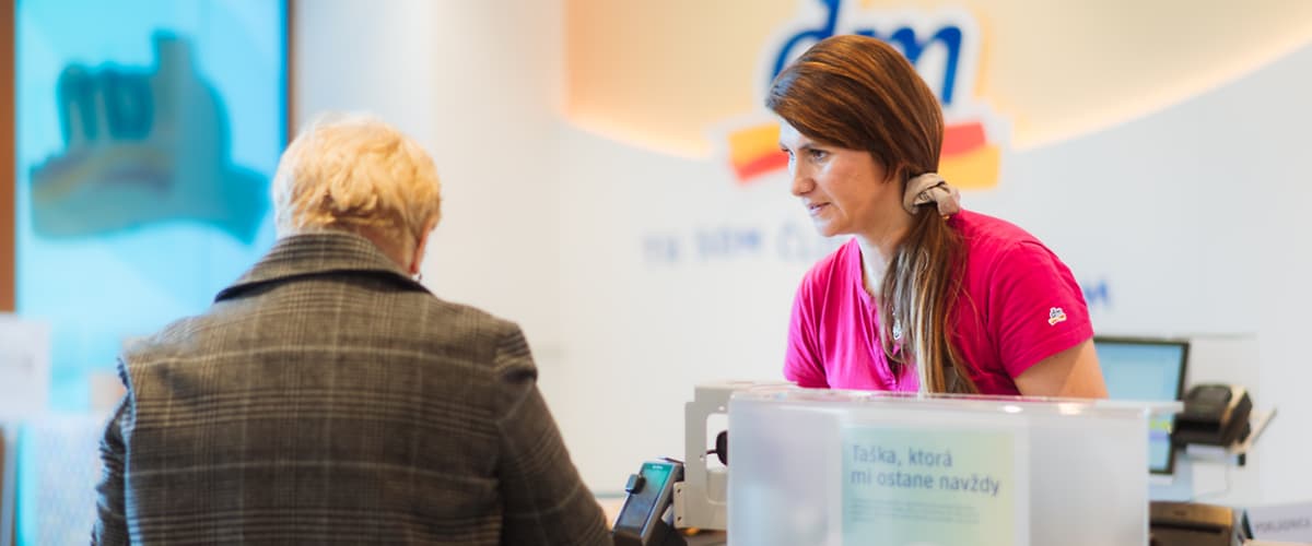 Zákazníčka pri pokladni v dm