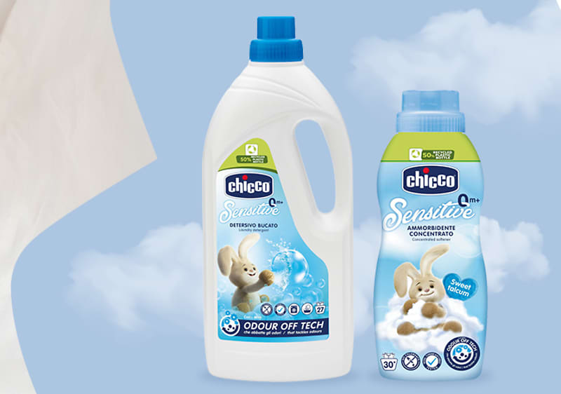 Detský prací prostriedok a aviváž značky Chicco na modrom pozadí s oblakmi