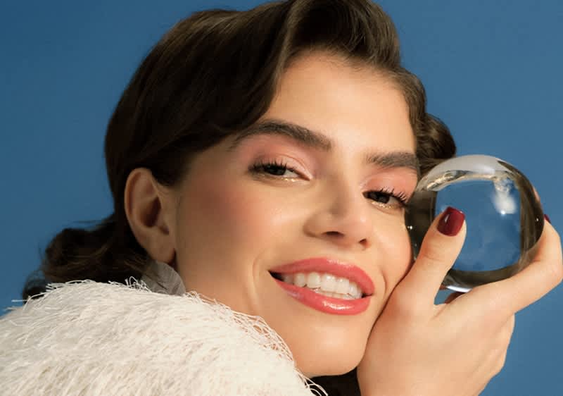 Dve osoby v béžovom oblečení na modrom pozadí