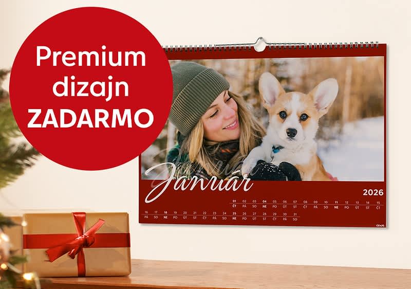 Kalendár na stene s obrázkom psa, darčeková krabička a vianočná dekorácia na stole