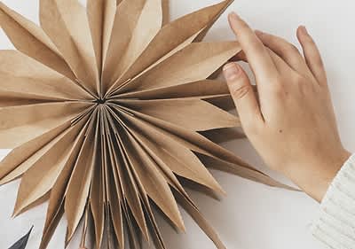 Skladanie hviezdy z papiera