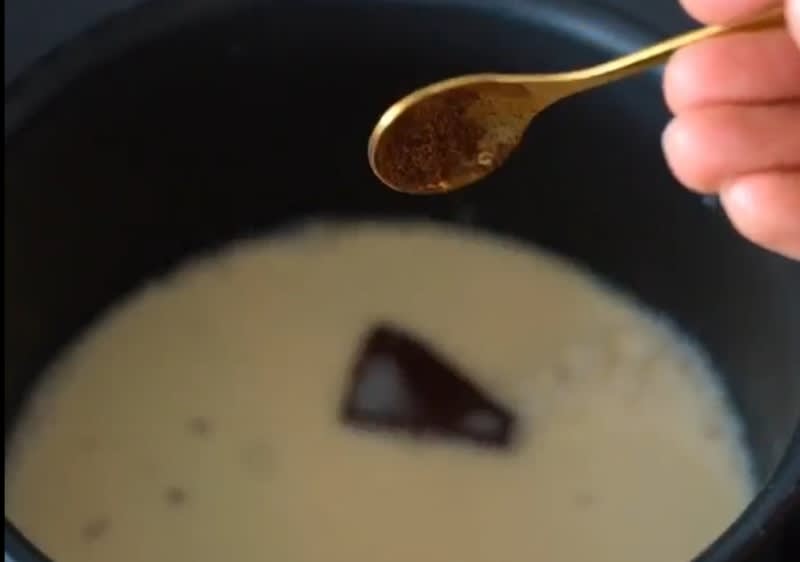 Lyžička nad horúcou čokoládou