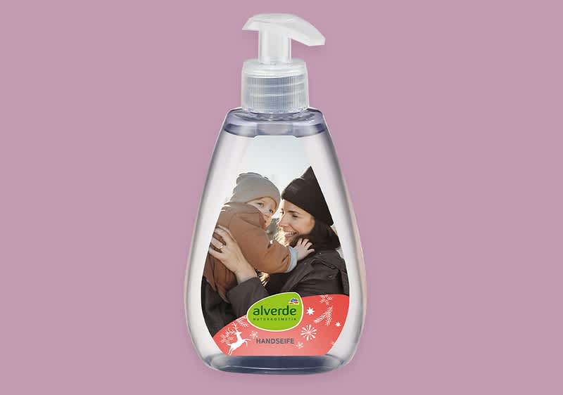 Fľaša tekutého mydla s fotkou dvoch osôb na etikete