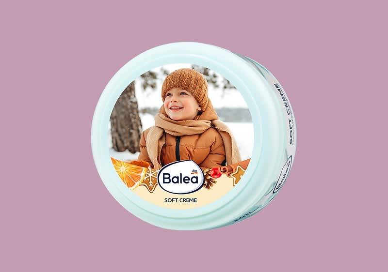 Balenie krému Balea s obrázkom zimne oblečeného dieťaťa pri strome