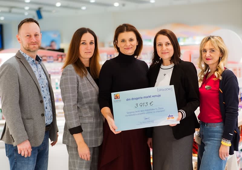 Zľava: regionálny manažér Marián Adamík, regionálna manažérka Lenka Horváthová, PaedDr. Júlia Mankovičová, riaditeľka spojenej školy, PaedDr. Daša Potočárová, zástupkyňa riaditeľky školy, vedúca predajne Veronika Cikrytová