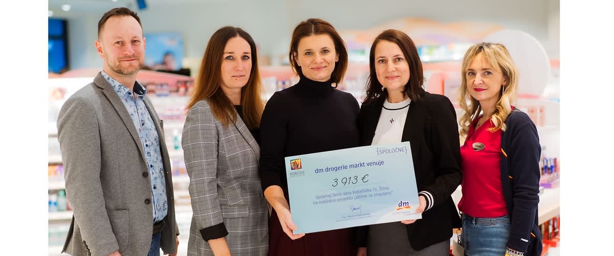 Zľava: regionálny manažér Marián Adamík, regionálna manažérka Lenka Horváthová, PaedDr. Júlia Mankovičová, riaditeľka spojenej školy, PaedDr. Daša Potočárová, zástupkyňa riaditeľky školy, vedúca predajne Veronika Cikrytová